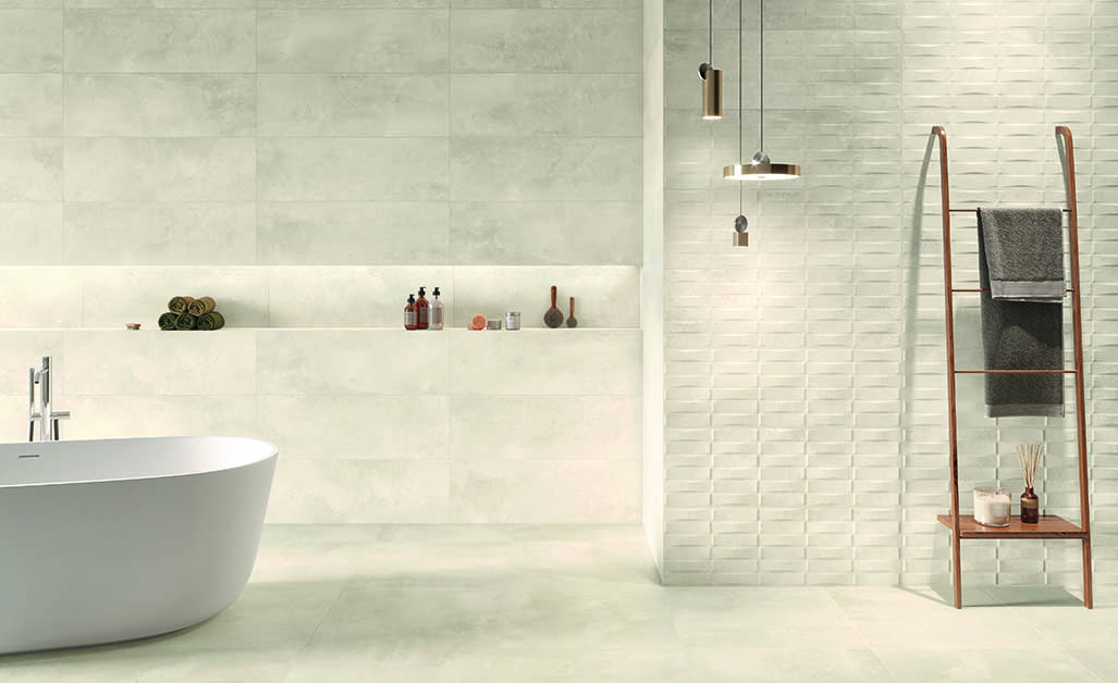 Helle Fliesen Badezimmer.